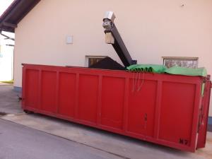 Dehidrirano odvečno blato se zbira v kontejnerju  za odvoz v nadaljnjo uporabo